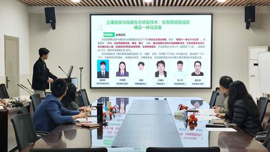 会议室里的人们 AI 生成的内容可能不正确。